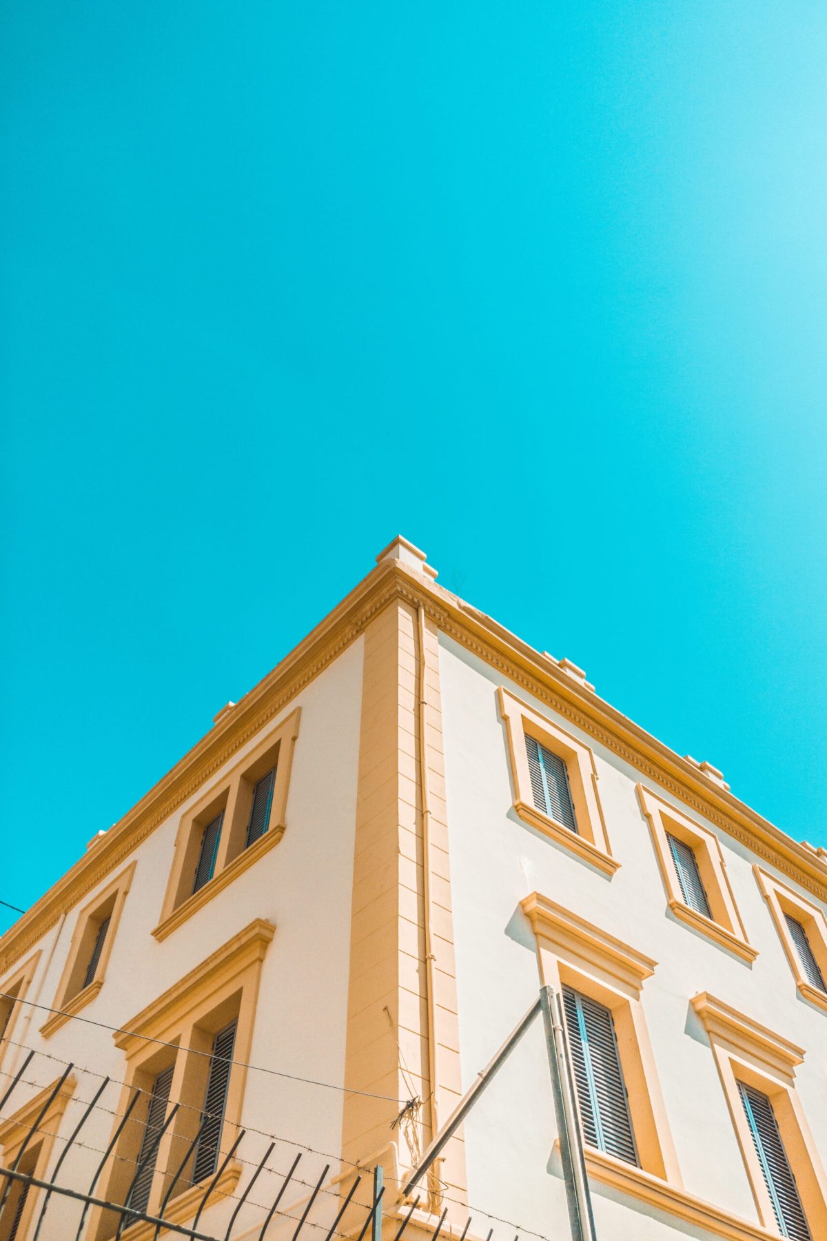 casa de hormigon amarillo y marron bajo un cielo despejado